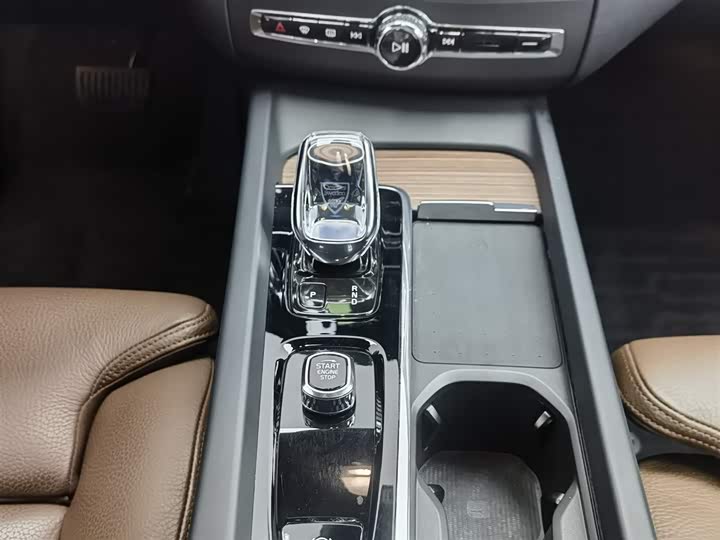 Фото 13 - Volvo XC60