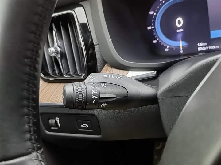 Фото 21 - Volvo XC60