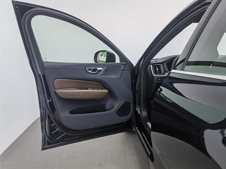 Фото 8 - Volvo XC60