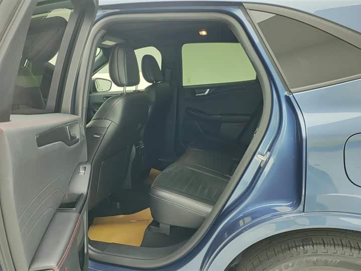 Фото 11 - Ford Escape