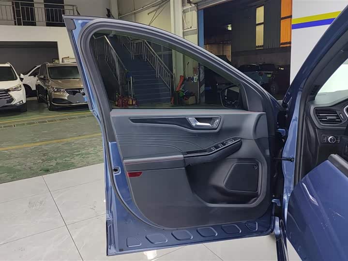 Фото 7 - Ford Escape