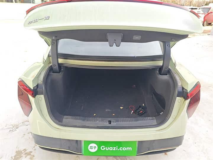 Фото 19 - Hongqi EH7