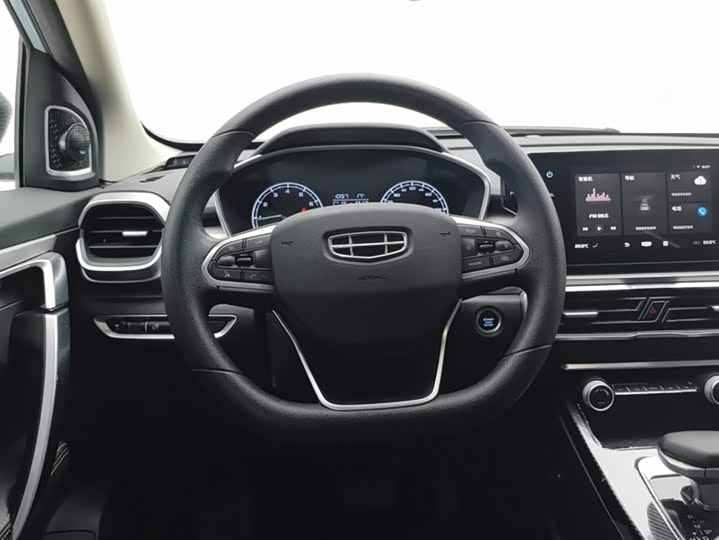 Фото 15 - Geely Coolray