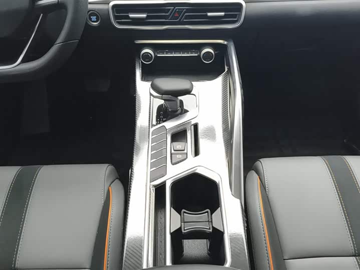 Фото 16 - Geely Coolray