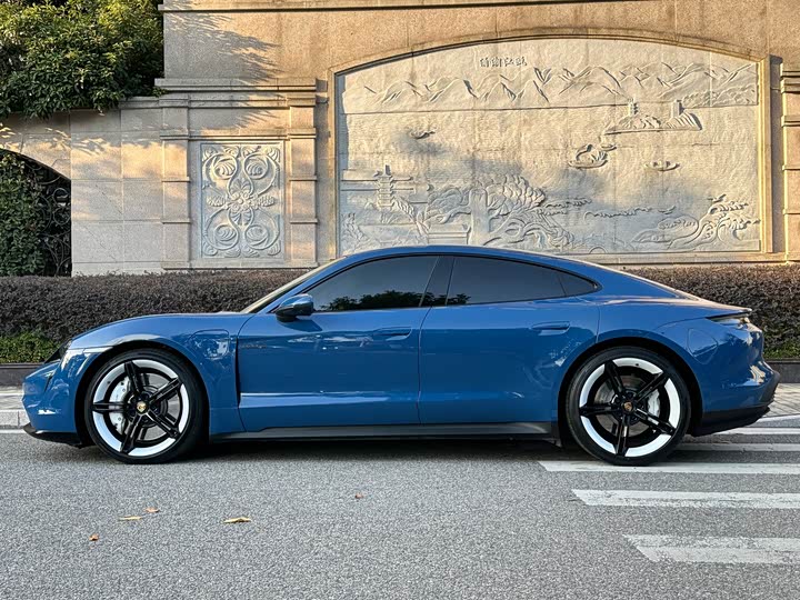 Фото 3 - Porsche Taycan