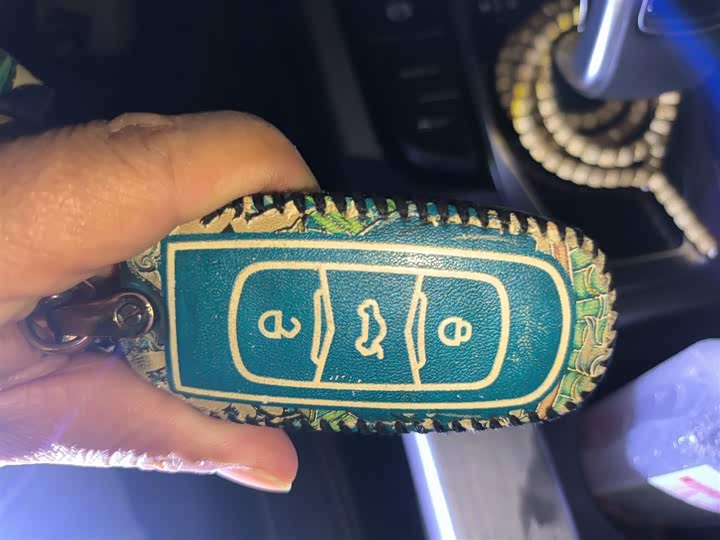 Фото 12 - Geely Atlas