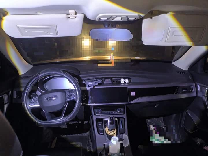 Фото 13 - Geely Atlas