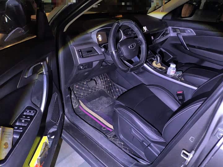 Фото 14 - Geely Atlas