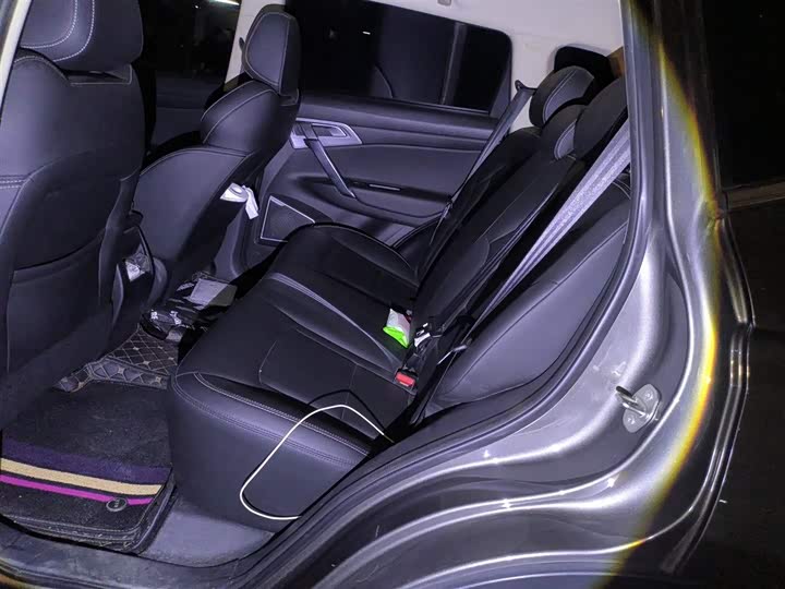 Фото 15 - Geely Atlas