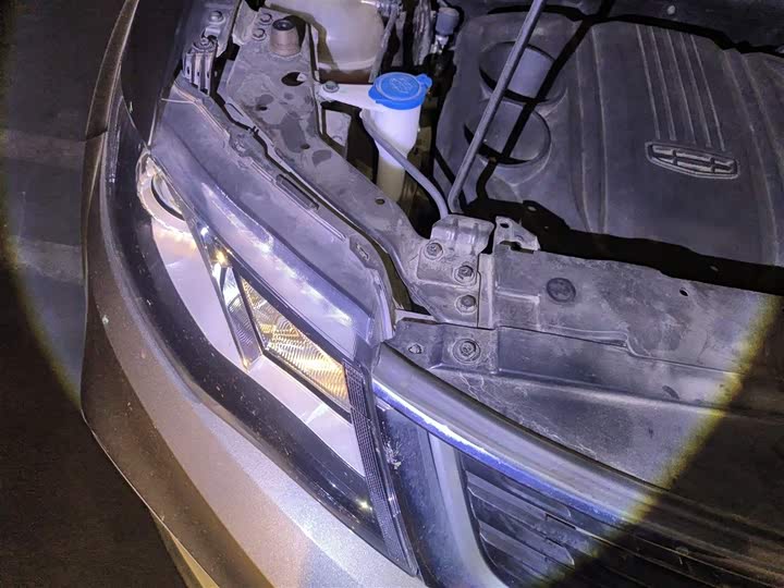 Фото 21 - Geely Atlas