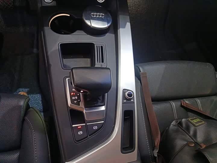 Фото 14 - Audi A4L