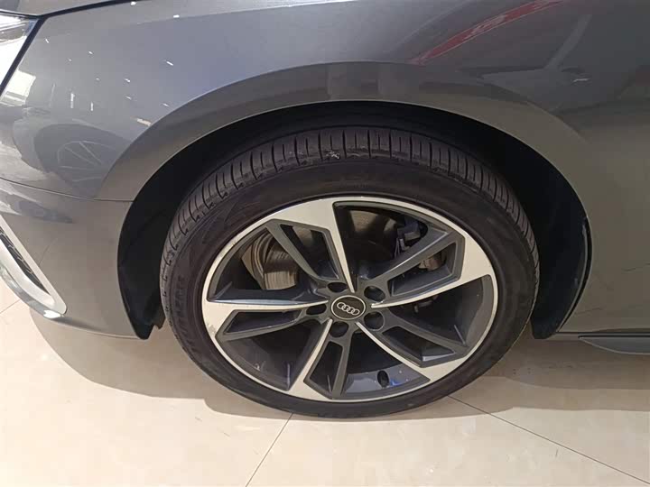 Фото 23 - Audi A4L