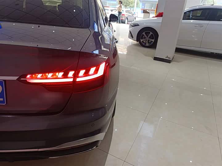 Фото 8 - Audi A4L