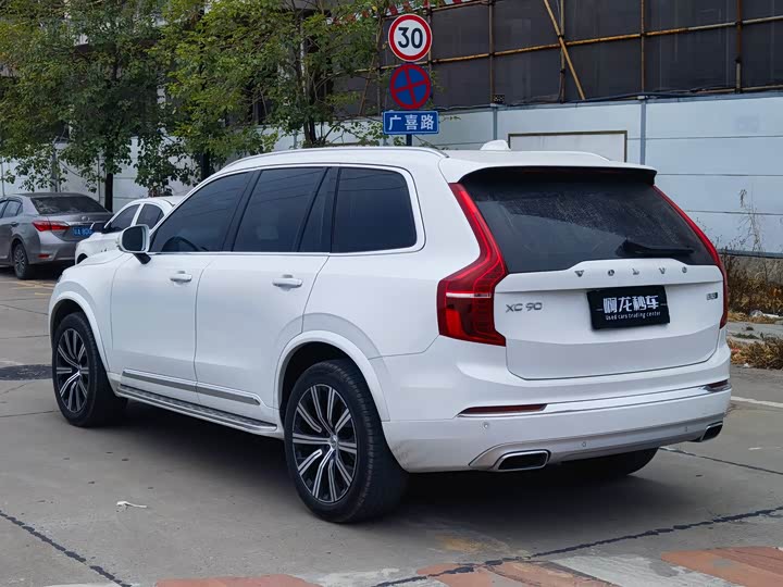 Фото 9 - Volvo XC90