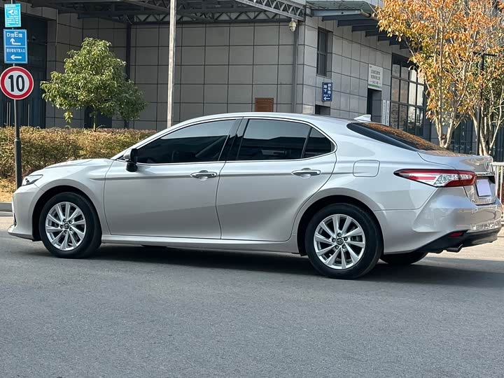 Фото 11 - Toyota Camry