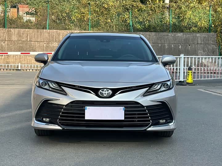 Фото 2 - Toyota Camry