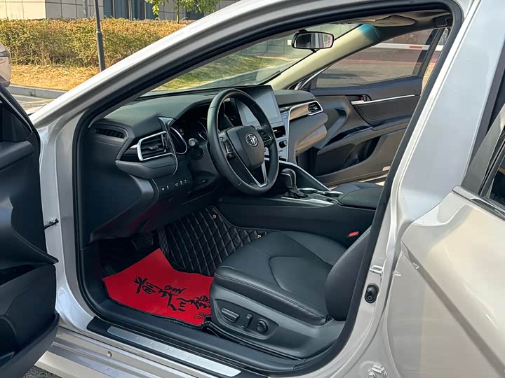 Фото 4 - Toyota Camry