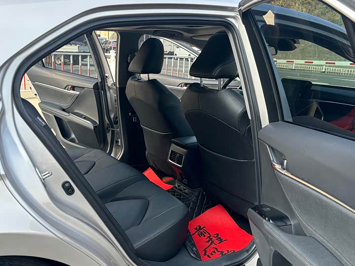 Фото 8 - Toyota Camry