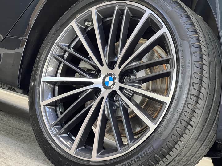 Фото 18 - BMW 5 Series