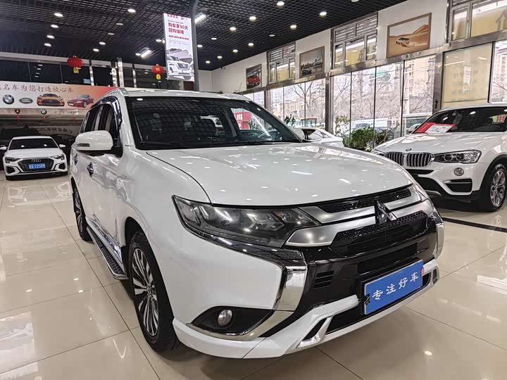 Фото 3 - Mitsubishi Outlander