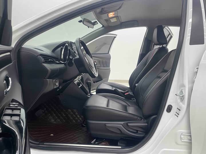 Фото 3 - Toyota Yaris L Hatchback