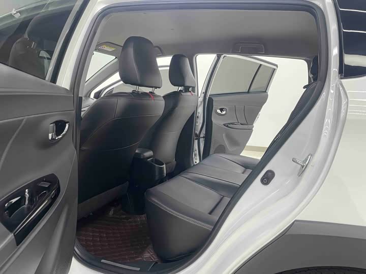 Фото 4 - Toyota Yaris L Hatchback