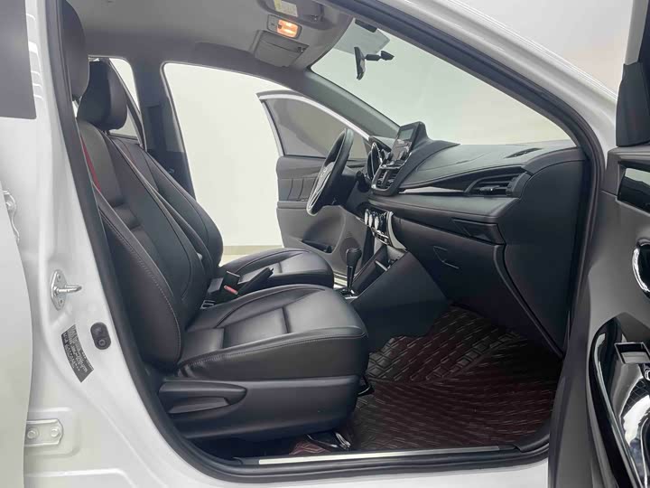 Фото 5 - Toyota Yaris L Hatchback