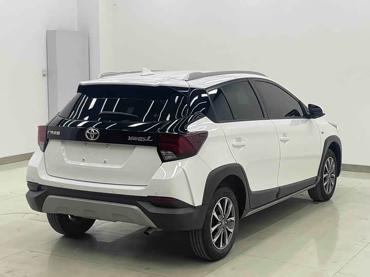 Фото 7 - Toyota Yaris L Hatchback