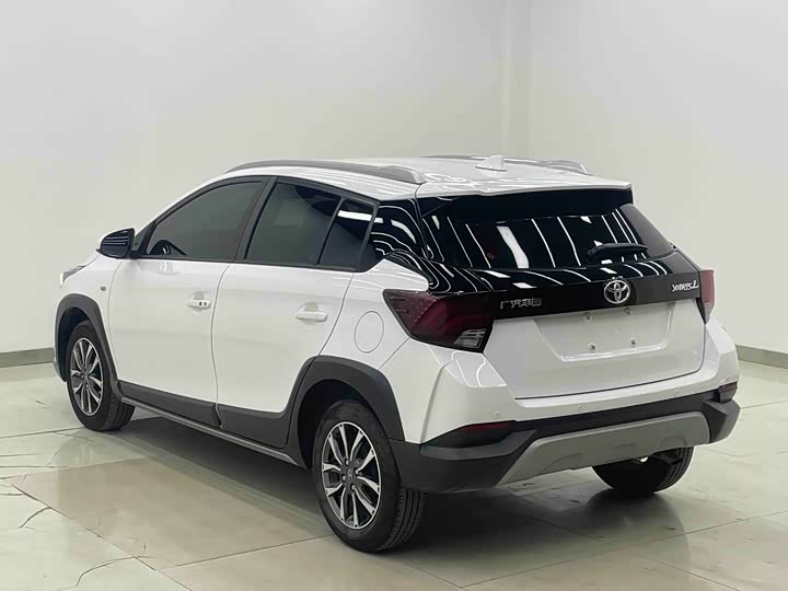 Фото 8 - Toyota Yaris L Hatchback