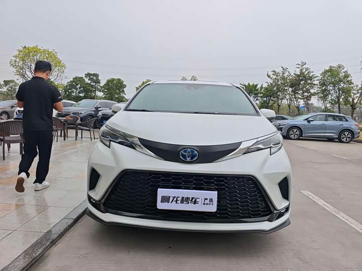 Фото 2 - Toyota Sienna