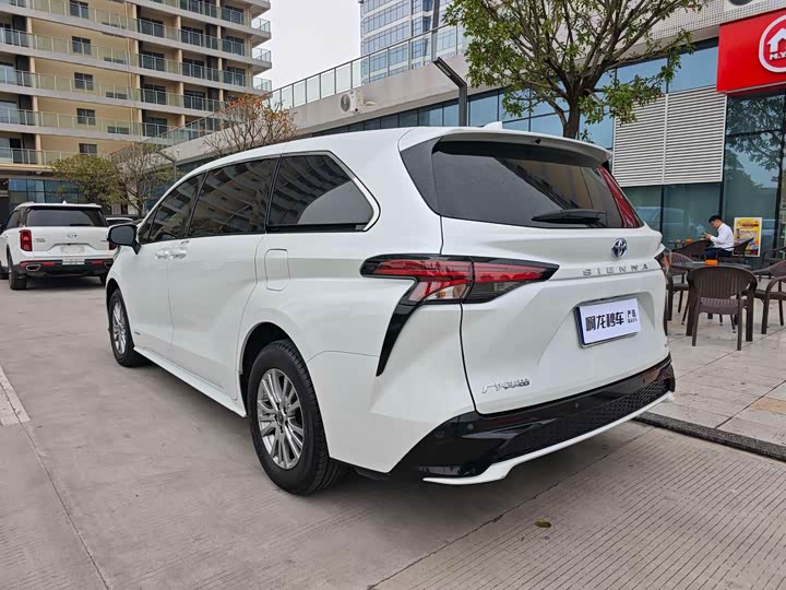 Фото 9 - Toyota Sienna