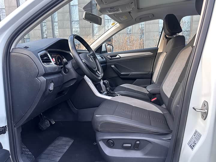 Фото 19 - Volkswagen T-Roc