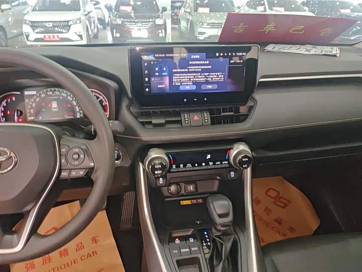 Фото 13 - Toyota RAV4