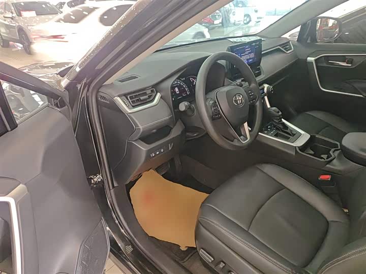 Фото 16 - Toyota RAV4