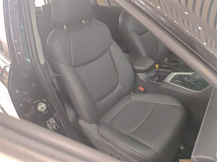 Фото 25 - Toyota RAV4