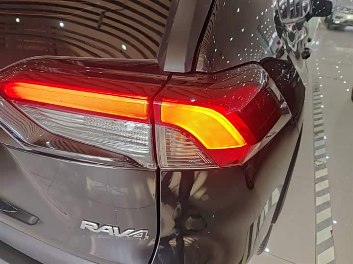 Фото 8 - Toyota RAV4