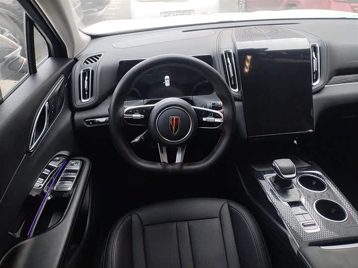 Фото 11 - Hongqi HS3 Hybrid