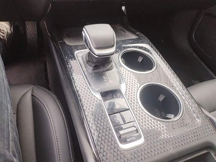 Фото 14 - Hongqi HS3 Hybrid