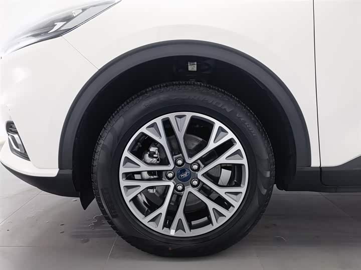 Фото 17 - Ford Escape