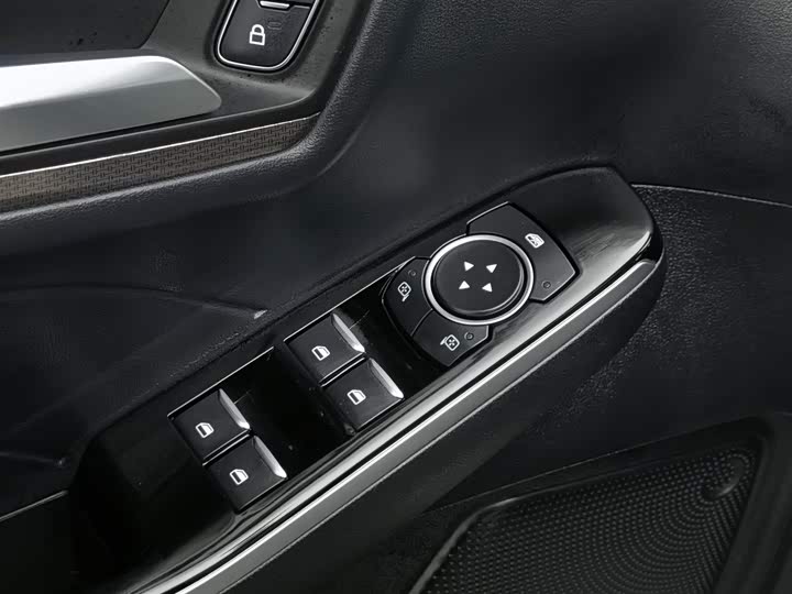 Фото 9 - Ford Escape