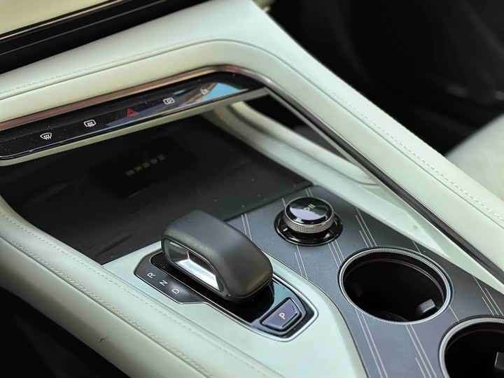 Фото 12 - Zeekr 001