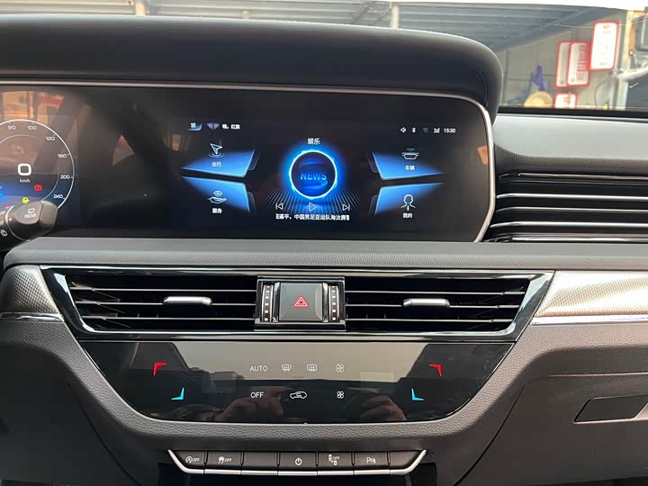 Фото 14 - Hongqi HS5