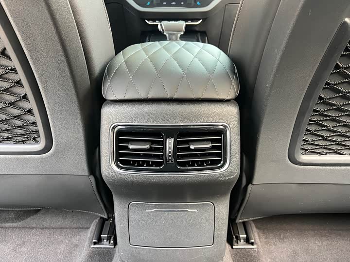 Фото 17 - Hongqi HS5