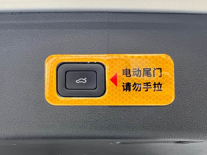 Фото 22 - Hongqi HS5