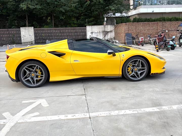 Фото 9 - Ferrari F8