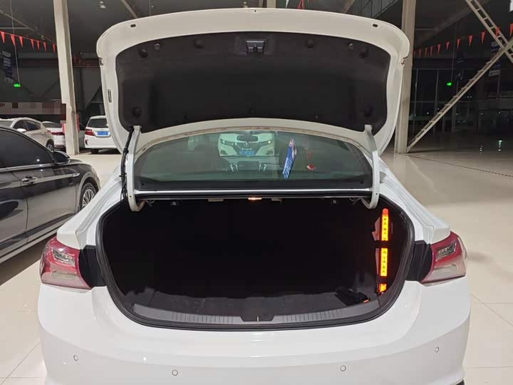 Фото 19 - Chevrolet Malibu XL