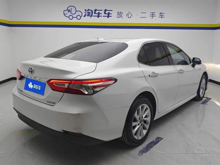 Фото 3 - Toyota Camry