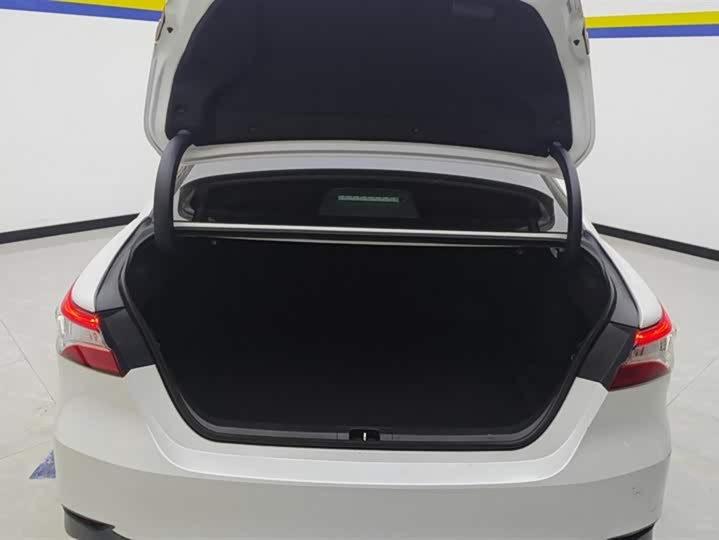 Фото 4 - Toyota Camry