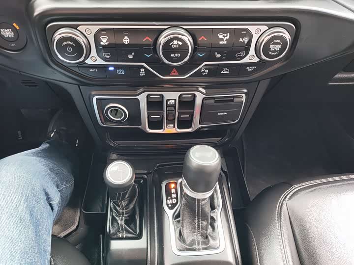 Фото 11 - Jeep Wrangler Hybrid