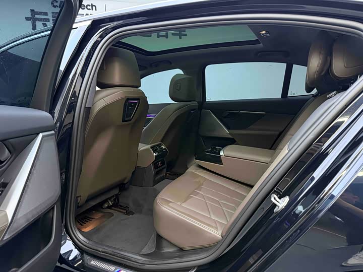 Фото 12 - BMW i5